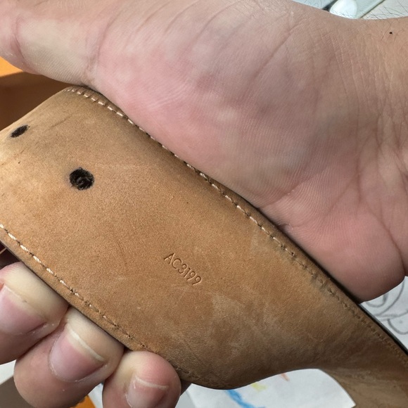 Louis Vuitton authentic belt used like new comes with original box - Picture 6 of 6